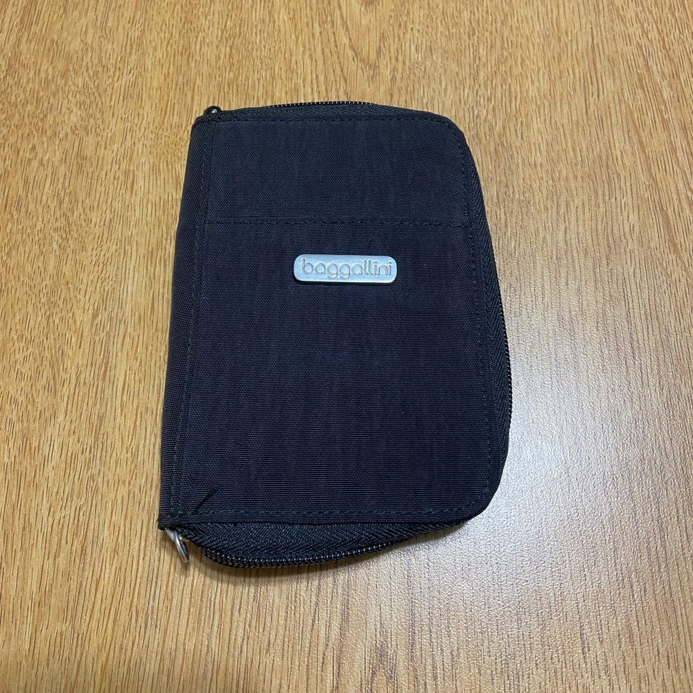 Baggallini travel wallet